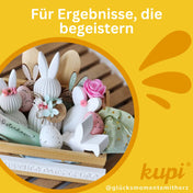 Handgefertigte Osterdeko aus KUPI Keramik Gießpulver Extraweiß. Liebevoll gegossene Hasenfiguren mit Blüten, Eiern und Holzdetails in einer dekorativen Holzkiste – ideal für DIY-Fans und Frühlingsdeko.